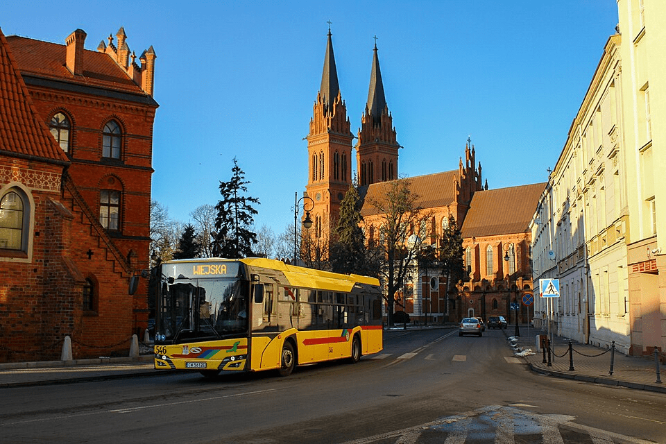 Autobus linii 1 włoclawskiego MPK na ul. Brzeskiej
